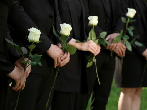 Weiße Rosen bei Trauer verschicken